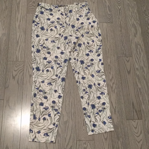 Zara Pants - Beautiful floral pattern pants by Zara🌸🌼🍀